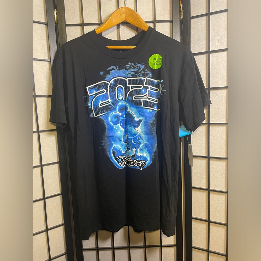 NWT 2023 Disney World Disneyland Vacation Mickey Mouse Glow In The Dark Shirt M